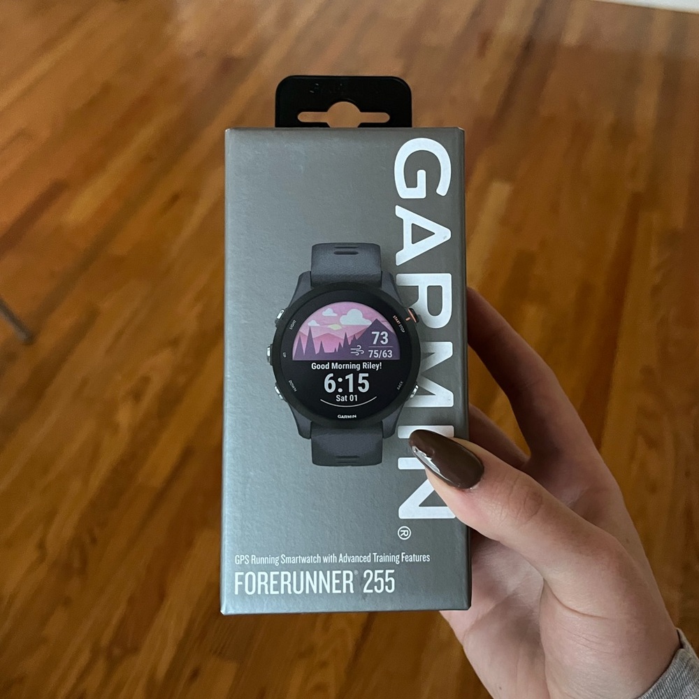 BRAND NEW Garmin Forerunner 255